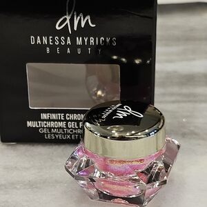 Danessa Myricks Chrome Gel flakes for eyes Starburst